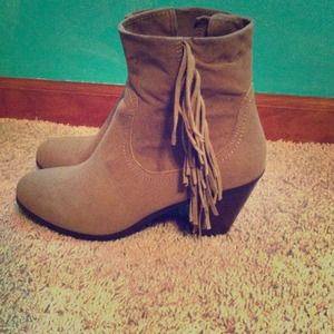 Cute Beige Fringe Ankle Booties Apt. 9