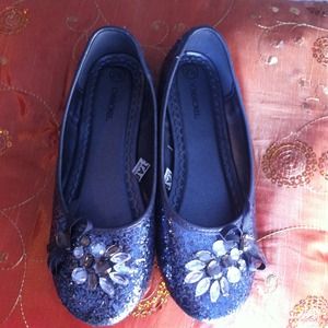 Cherokee sparkling silver to dark grey flats