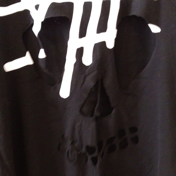 ✋Sold✋Cut out skull top black XIII tank - Picture 2 of 4