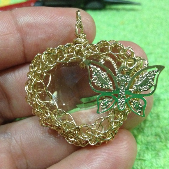 Dije en cristal y gold field..