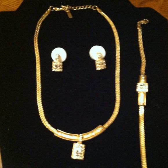 Brand new necklace set