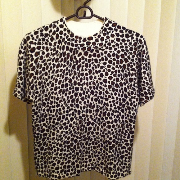 Tee. REDUCED - Picture 1 of 1