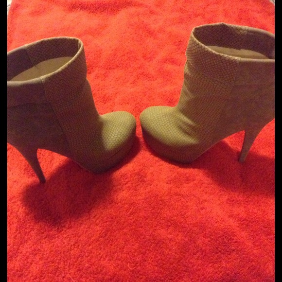 Cute boots - Picture 3 of 3