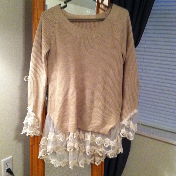 •RESERVED• Cute lacy thin sweater never worn