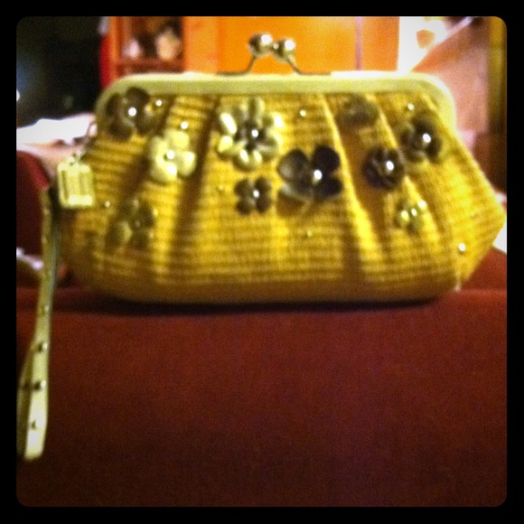 ❌Sold sisterhearts❌Cute 💯Authentic Coach Clutch