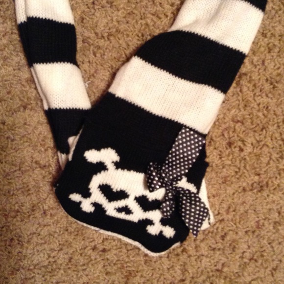 Black and white skull scarf - Picture 2 of 2