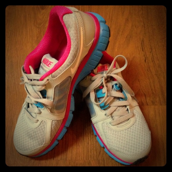 Nike Shoes - NEW! Nike Dual Fusion