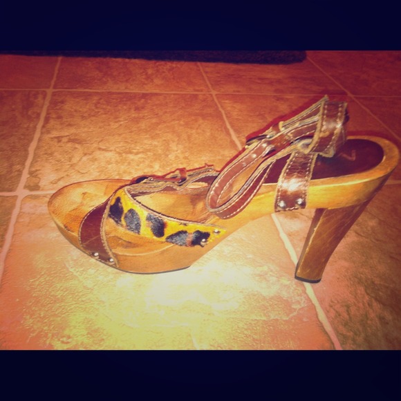 Cute wooden leopard heels