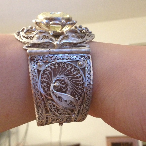 Vintage style bracelet. Such beautiful detailing - Picture 2 of 3
