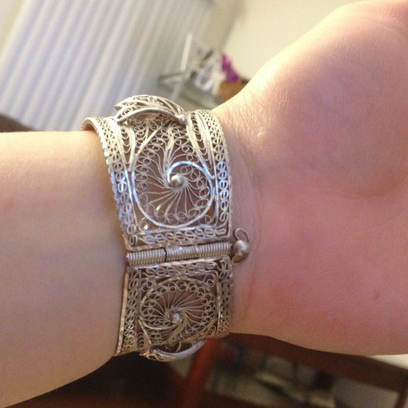 Vintage style bracelet. Such beautiful detailing - Picture 3 of 3