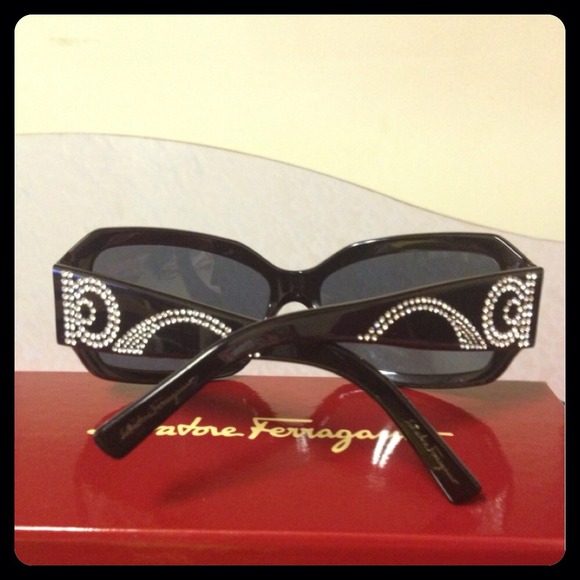 SALVATORE FERRAGAMO sunglasses