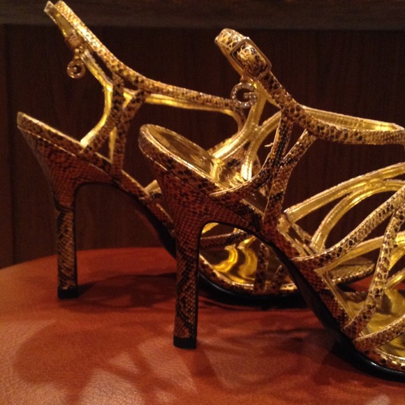 Guess Sandal - Picture 2 of 3