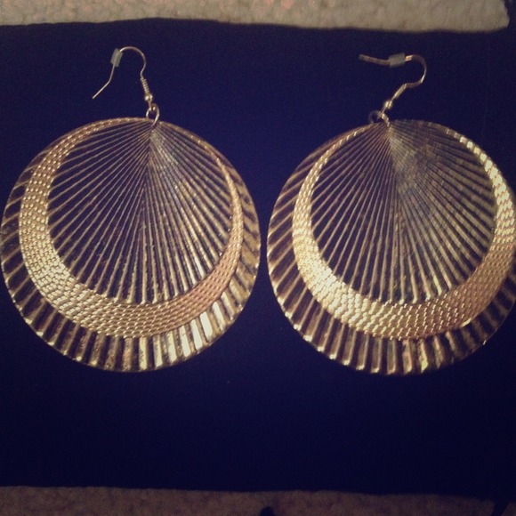 SOLD💢💢💢Very cute earrings!! Priced to sell!