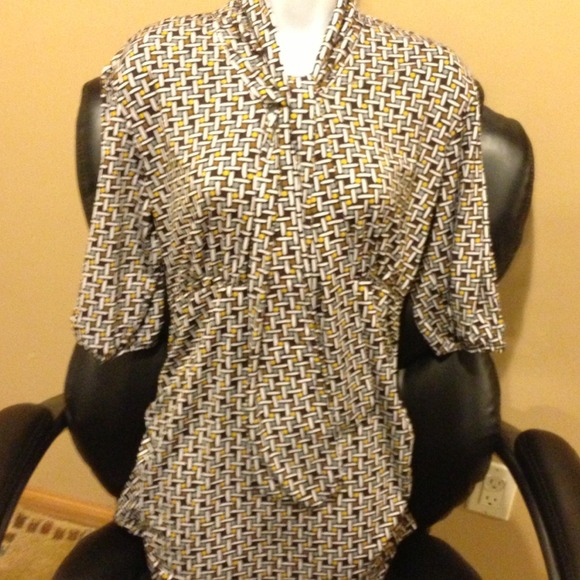 🌀SOLD🌀 patterned top with tie on front