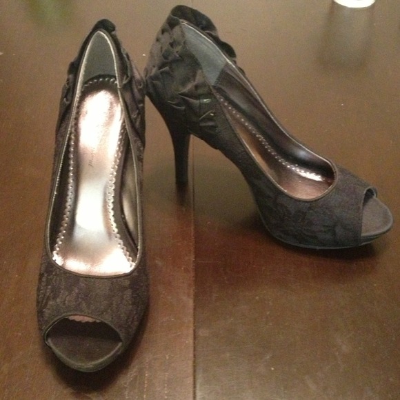 Lulu Townsend black lace and ruffle heels