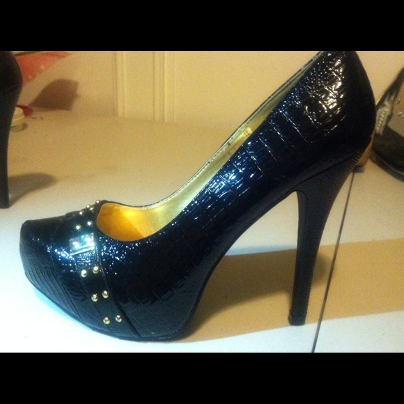 Black and gold heels REDUCED!! $25 - Picture 2 of 4