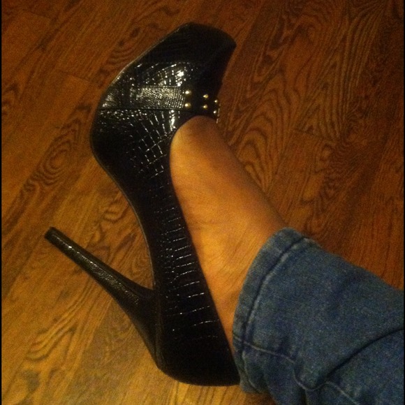 Black and gold heels REDUCED!! $25 - Picture 3 of 4