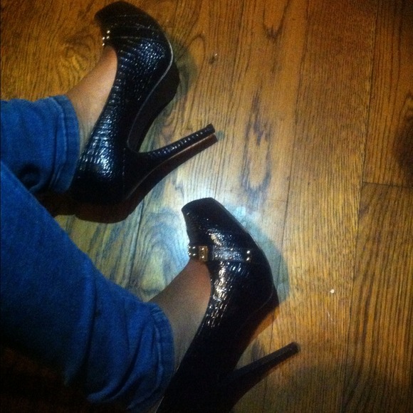 Black and gold heels REDUCED!! $25 - Picture 4 of 4