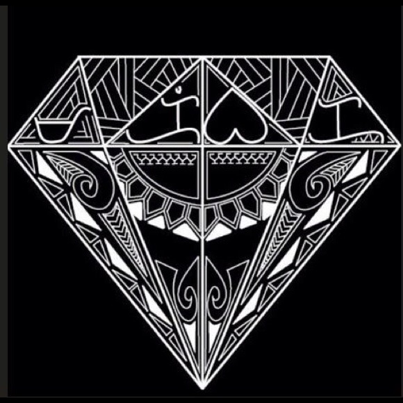 ❌NO LONGER SELLING❌diamond tribal design tee