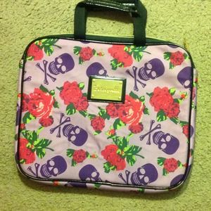 🌟TRADED🌟Betsey Johnson Skull & Roses Laptop Case