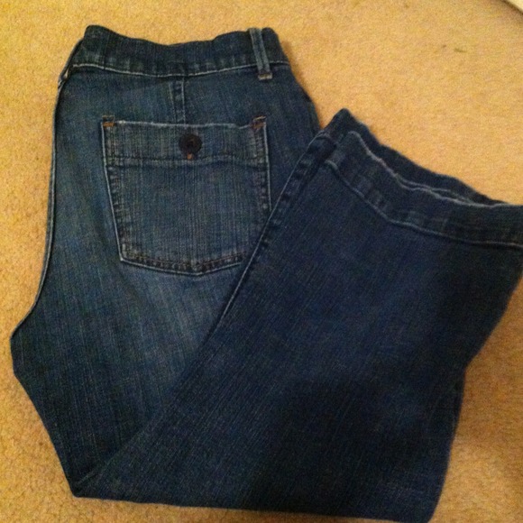 Old navy just below the waist Capri - Picture 2 of 2