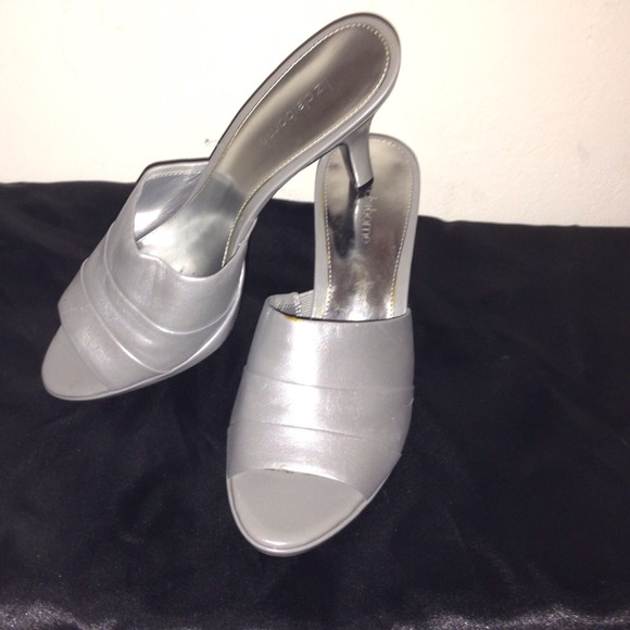 Liz Claiborne silver shoes, never wore!🎉REDUCED🎉