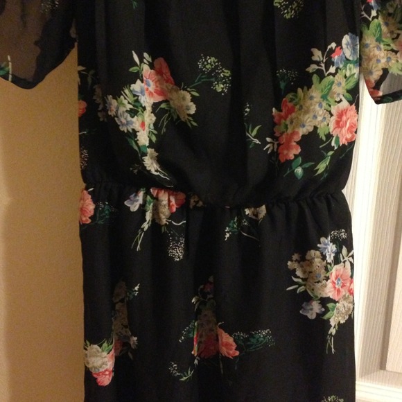 Floral F21 dress - Picture 2 of 3