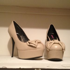 Nude pumps with front bow by Dollhouse