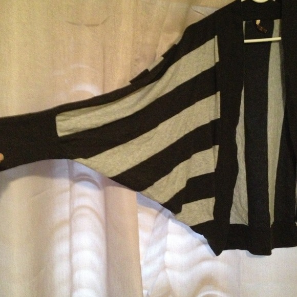 Vertical striped shrug - Picture 2 of 3