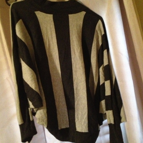 Vertical striped shrug - Picture 3 of 3