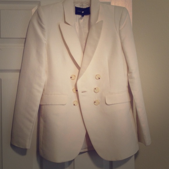 NWOT-Gorgeous BCBG MaxAzria off white blazer
