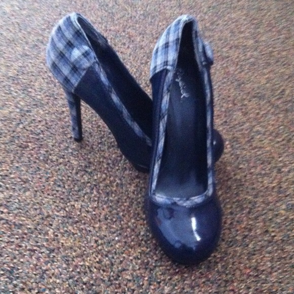 Heels - Picture 2 of 2