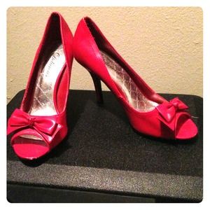 Size 6 1/2 delicious red peep toe heels