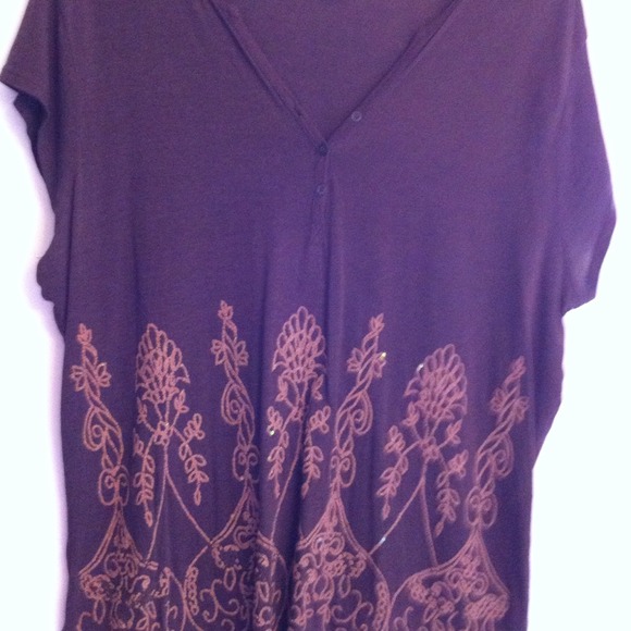 Brown thin tee with glitter design and sequins