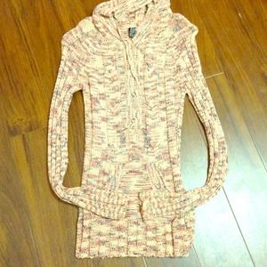 Colorful long sweater with front pockets and hoody