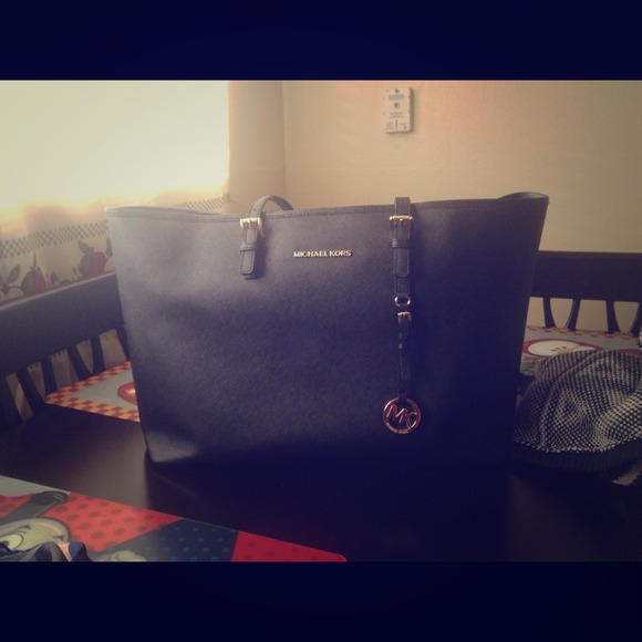 I'm selling a Michel kors tote all black