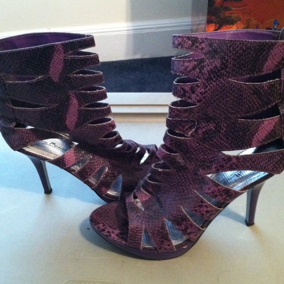 SEXY!!!! Purple Snake open toe. Zips up back..