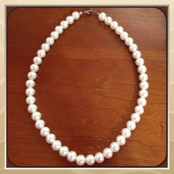 Glamorous Ivory Pearl Beads Necklace