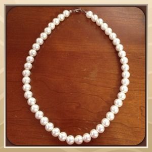 Glamorous Ivory Pearl Beads Necklace