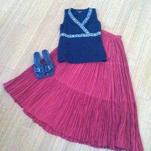 🚫Sold in bundle 🚫 Fabulous red skirt!