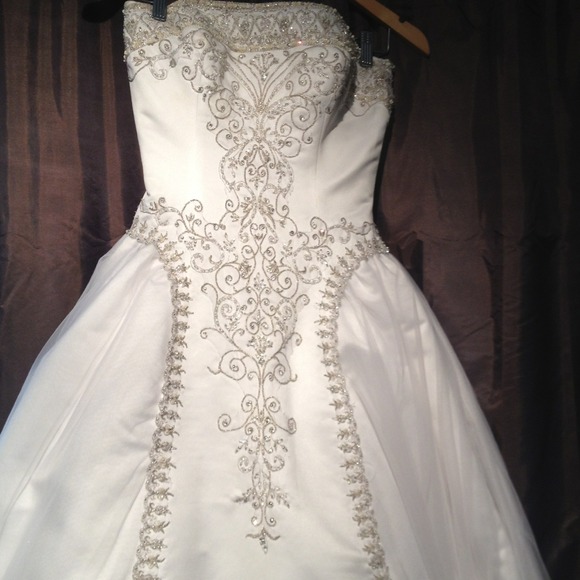 Signature Designs Wedding Gown REDUCED in price!!! - Picture 2 of 5