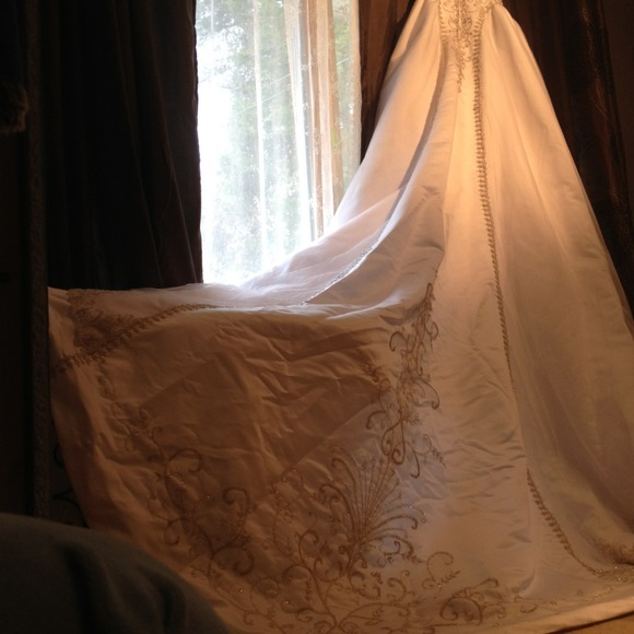 Signature Designs Wedding Gown REDUCED in price!!! - Picture 3 of 5