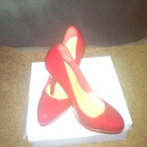 👠Red patent leather 3 1/2 inch heels.👠