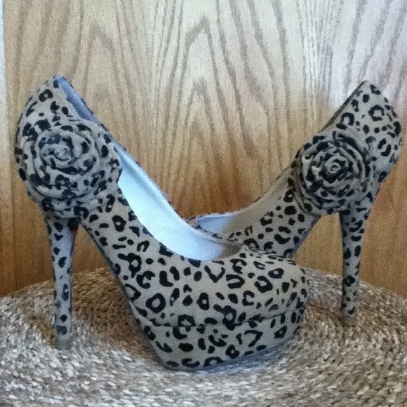SOLD!! Leopard Heels - Picture 2 of 2