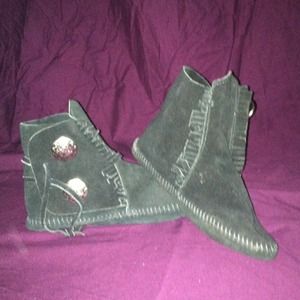 Minnetonka black moccasins
