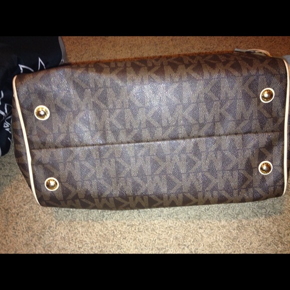 SOLD LOCALLYAuthentic Michael Kors Grayson satchel - Picture 4 of 4
