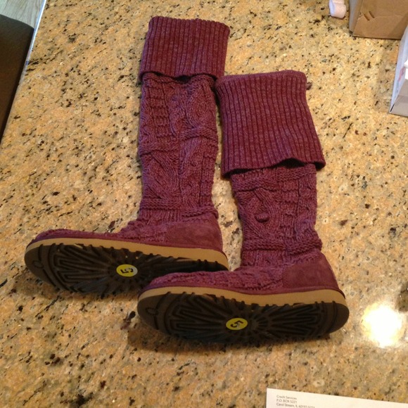 SOLD on ebay!!!! Never worn Ugg boots size 5