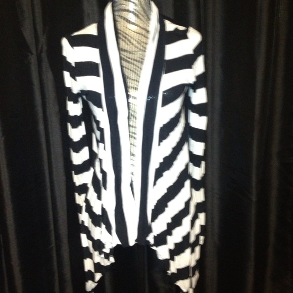 🚫🚫SOLD🚫🚫BCBG flowy  cardigan