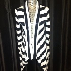 🚫🚫SOLD🚫🚫BCBG flowy  cardigan