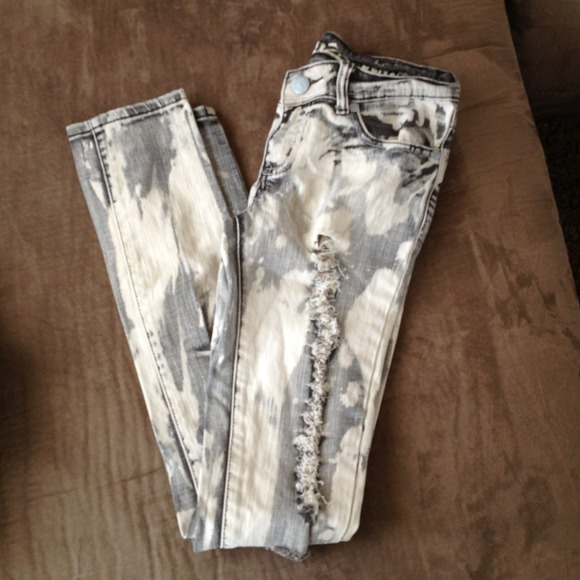 Gray & white distressed skinny